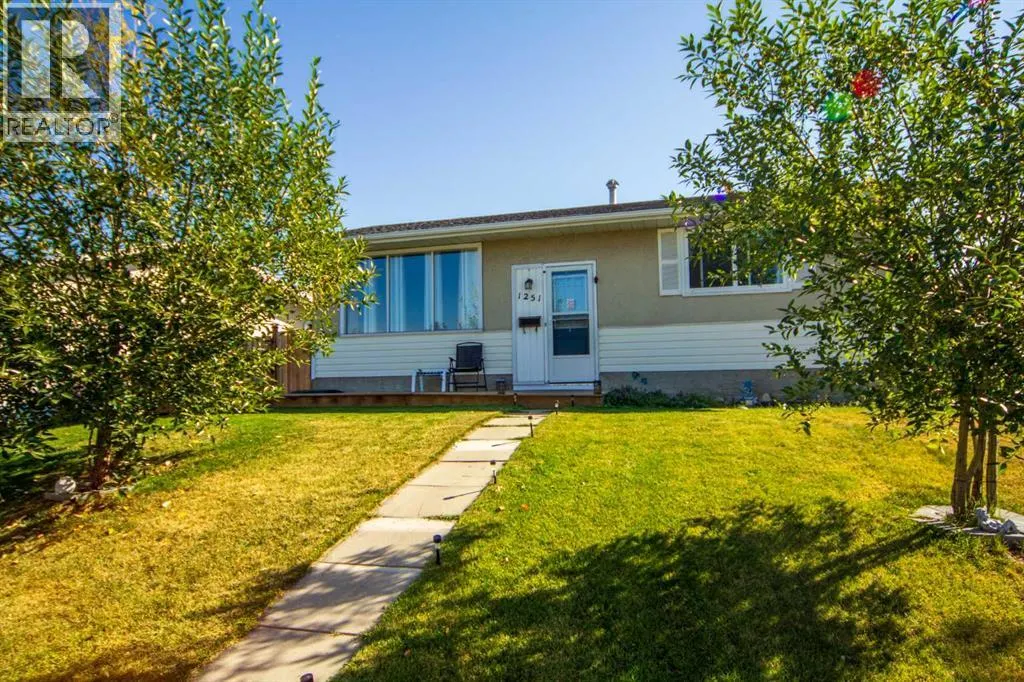 1251 Penedo Crescent SE