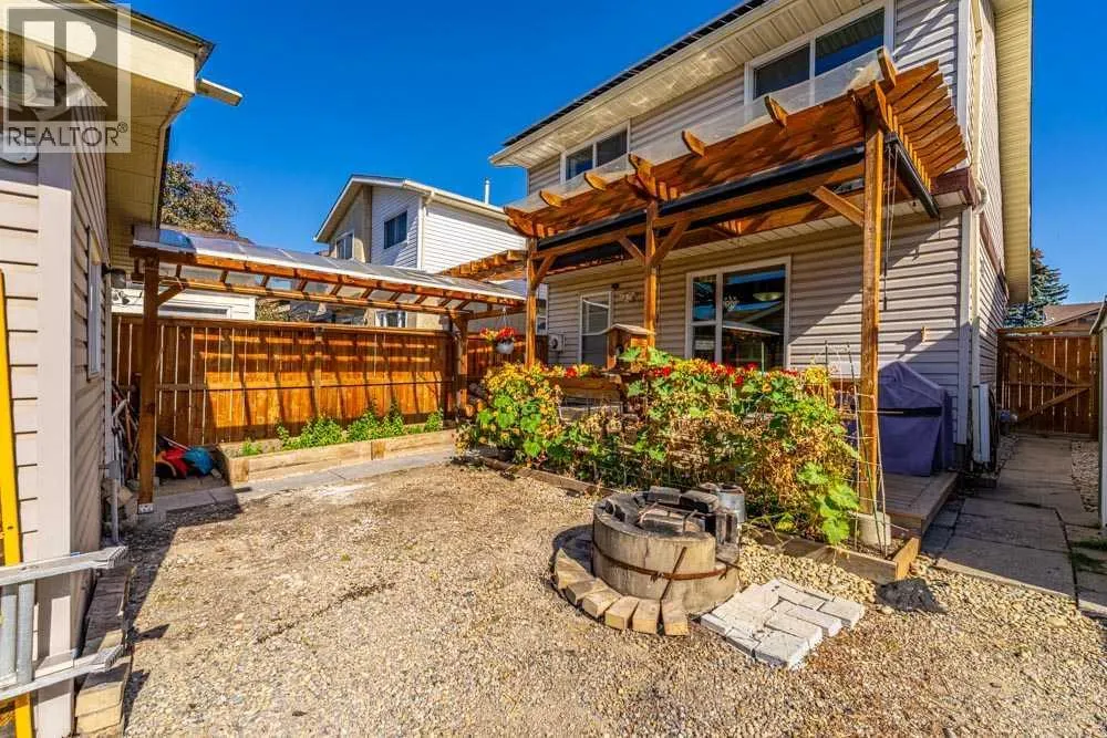 111 ABINGER Crescent NE