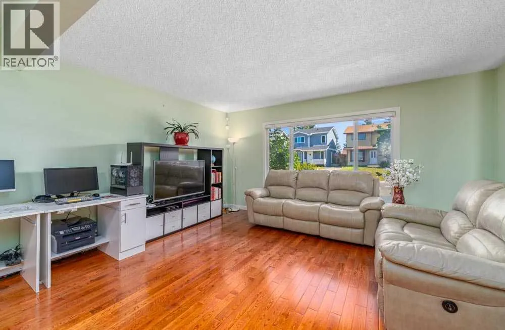 111 ABINGER Crescent NE