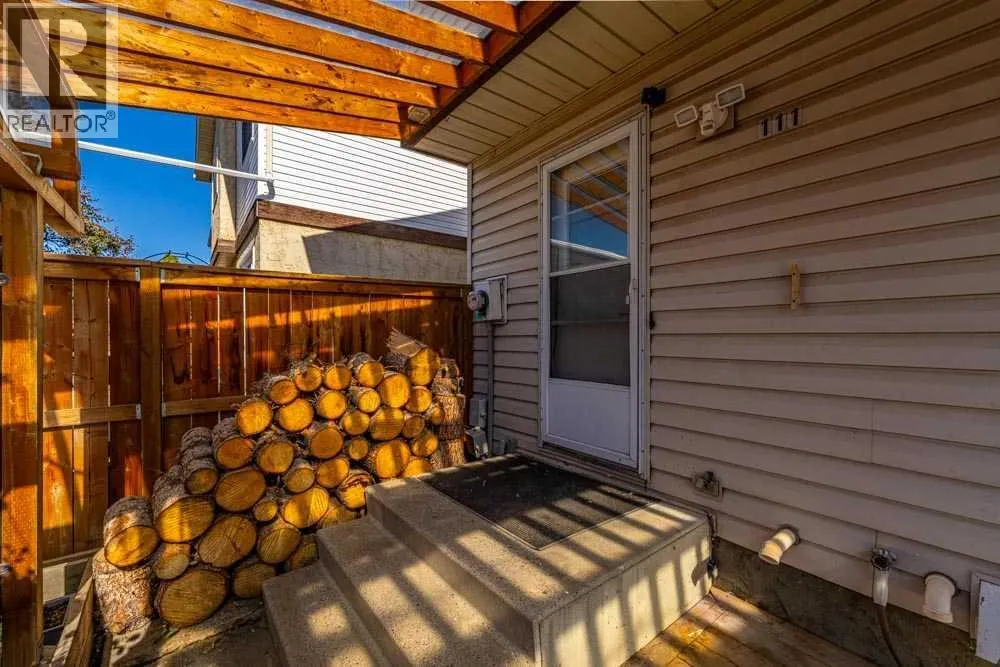111 ABINGER Crescent NE