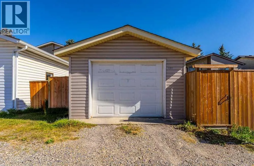 111 ABINGER Crescent NE