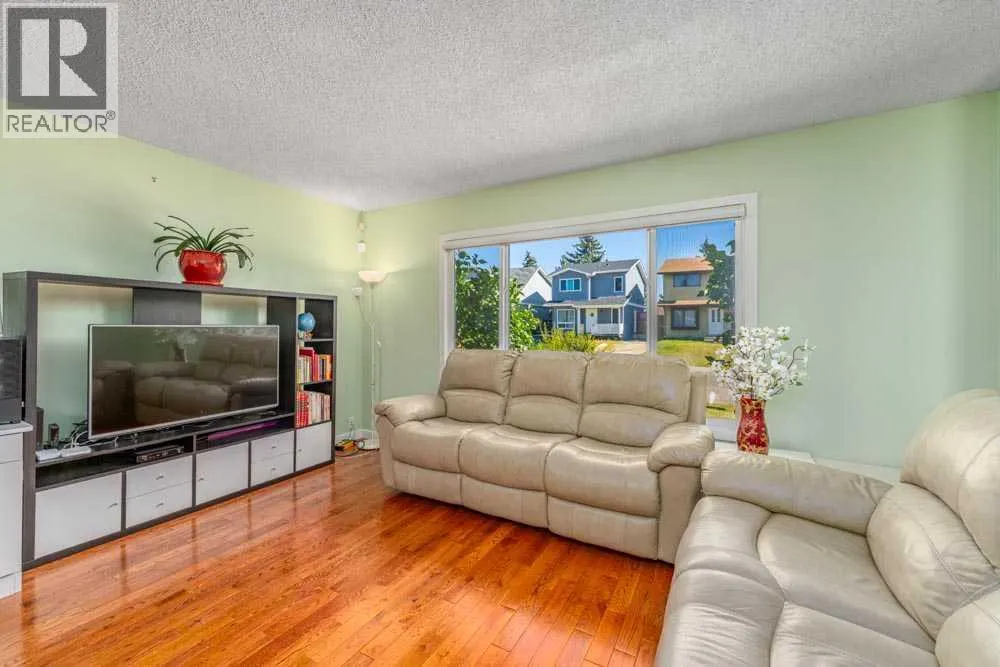 111 ABINGER Crescent NE