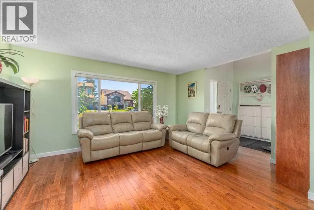 111 ABINGER Crescent NE
