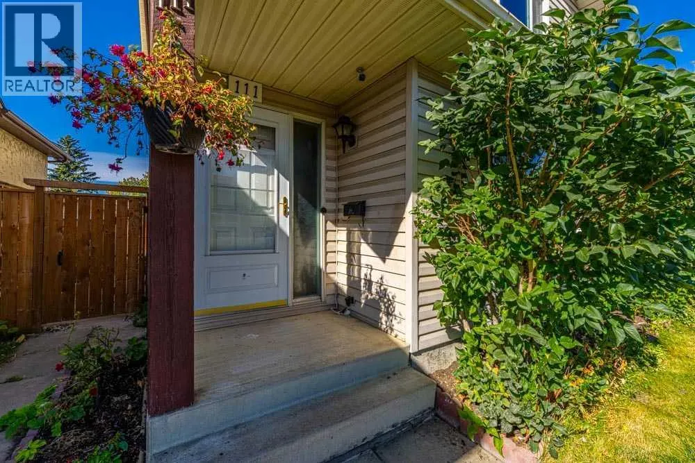 111 ABINGER Crescent NE