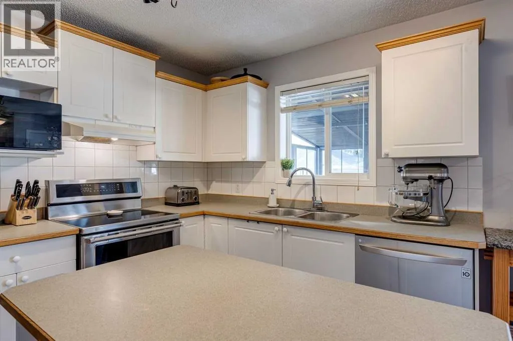 201 Citadel Forest Close NW