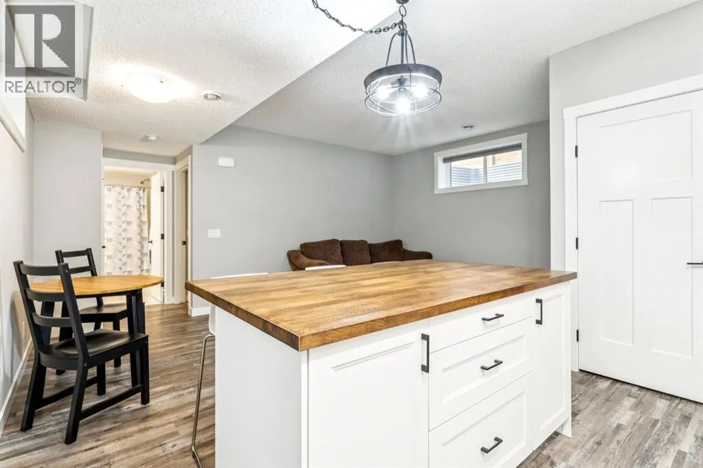 832 Chinook Gate Parade SW