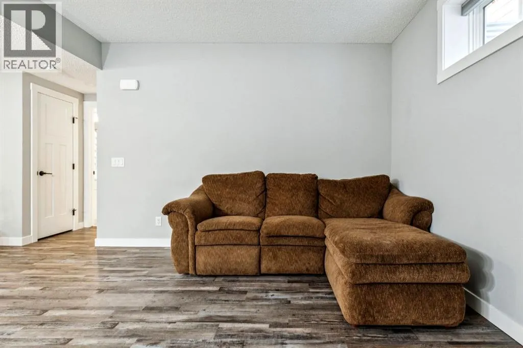 832 Chinook Gate Parade SW