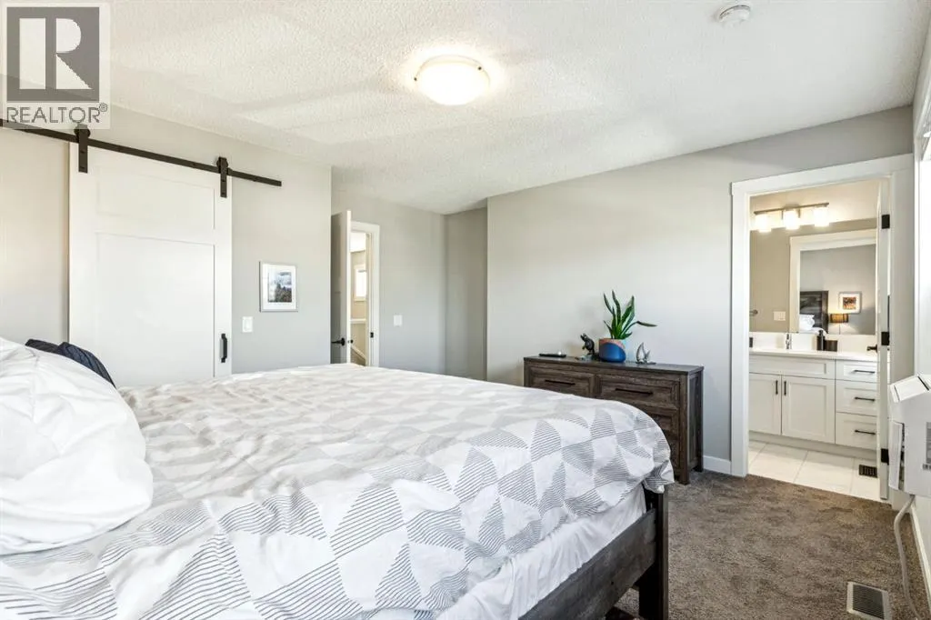 832 Chinook Gate Parade SW