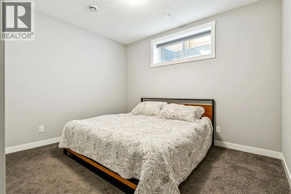 832 Chinook Gate Parade SW