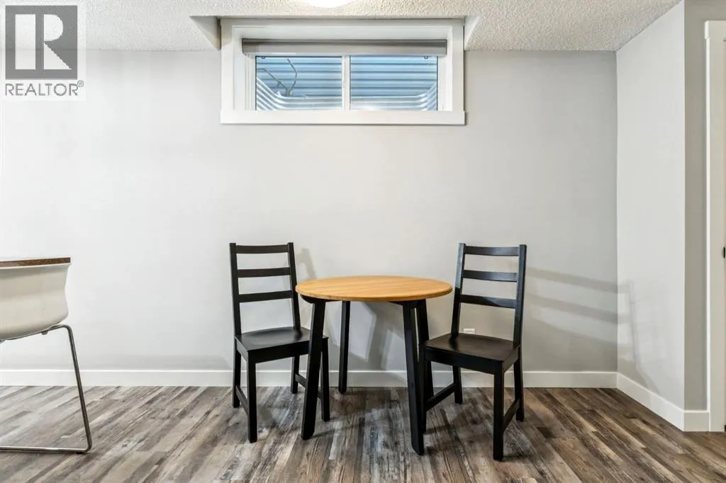 832 Chinook Gate Parade SW