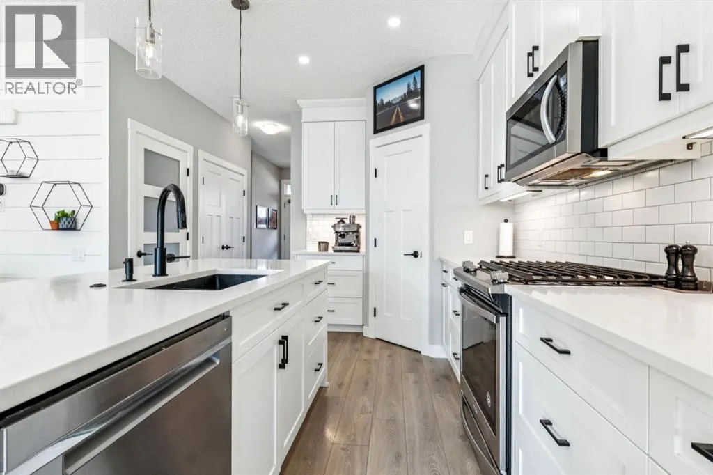 832 Chinook Gate Parade SW
