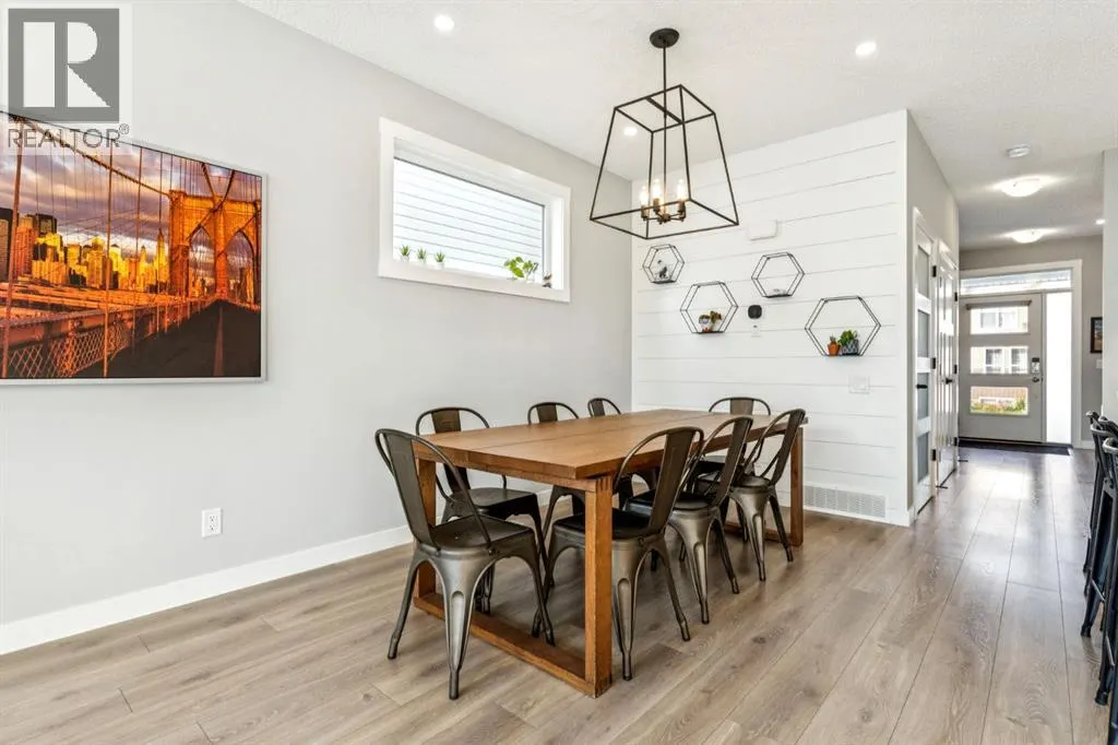 832 Chinook Gate Parade SW