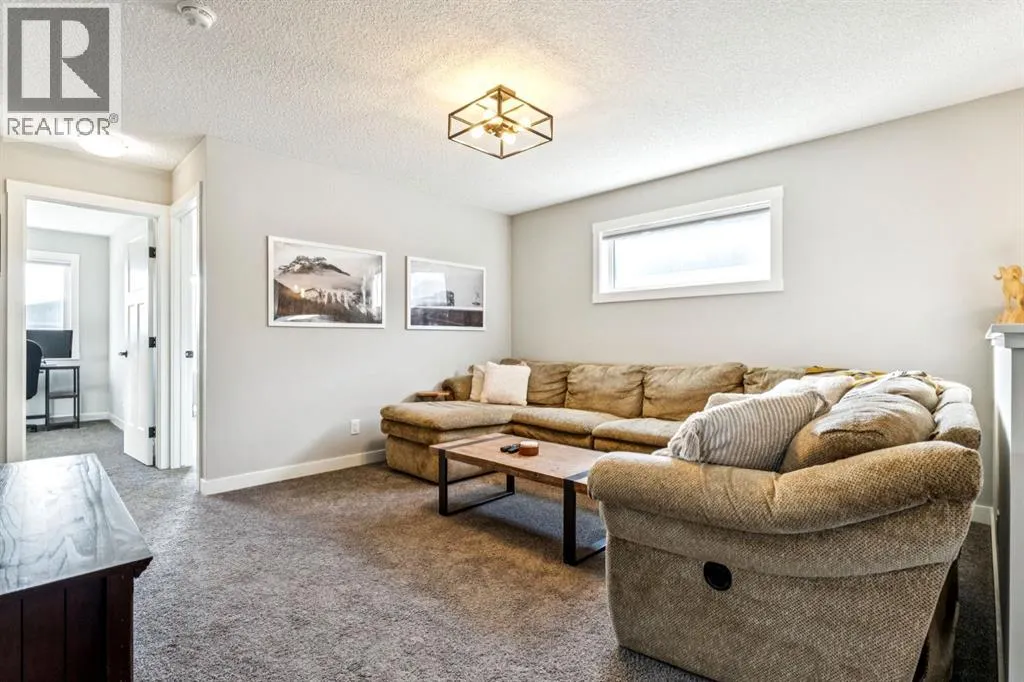 832 Chinook Gate Parade SW