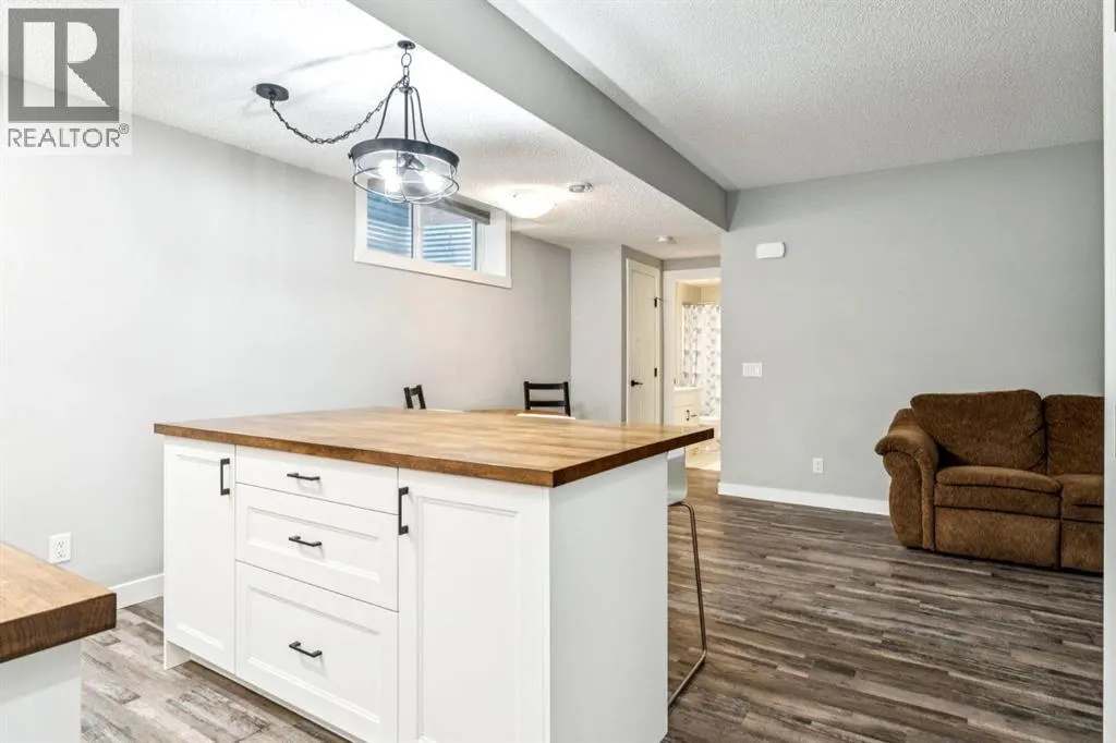 832 Chinook Gate Parade SW