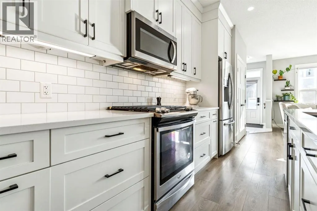 832 Chinook Gate Parade SW