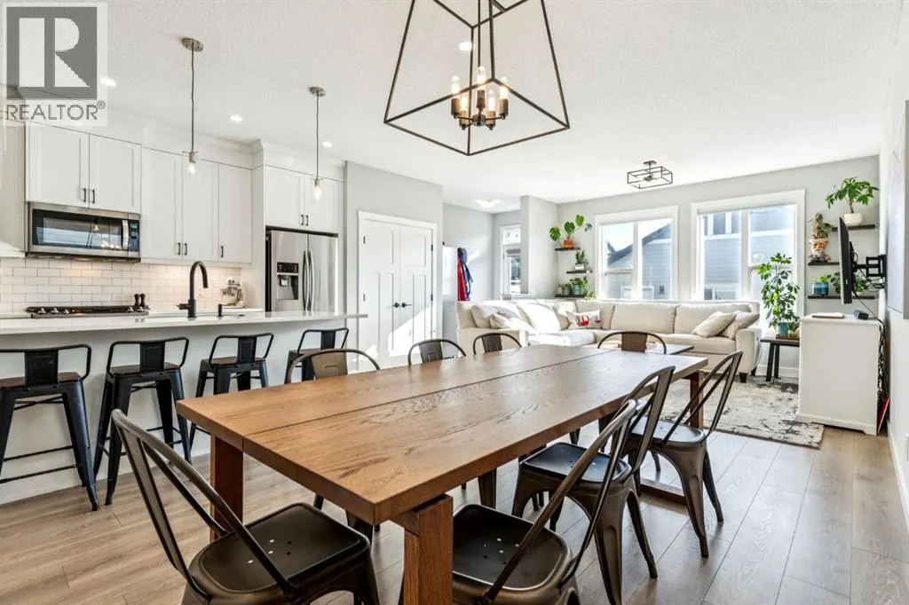 832 Chinook Gate Parade SW