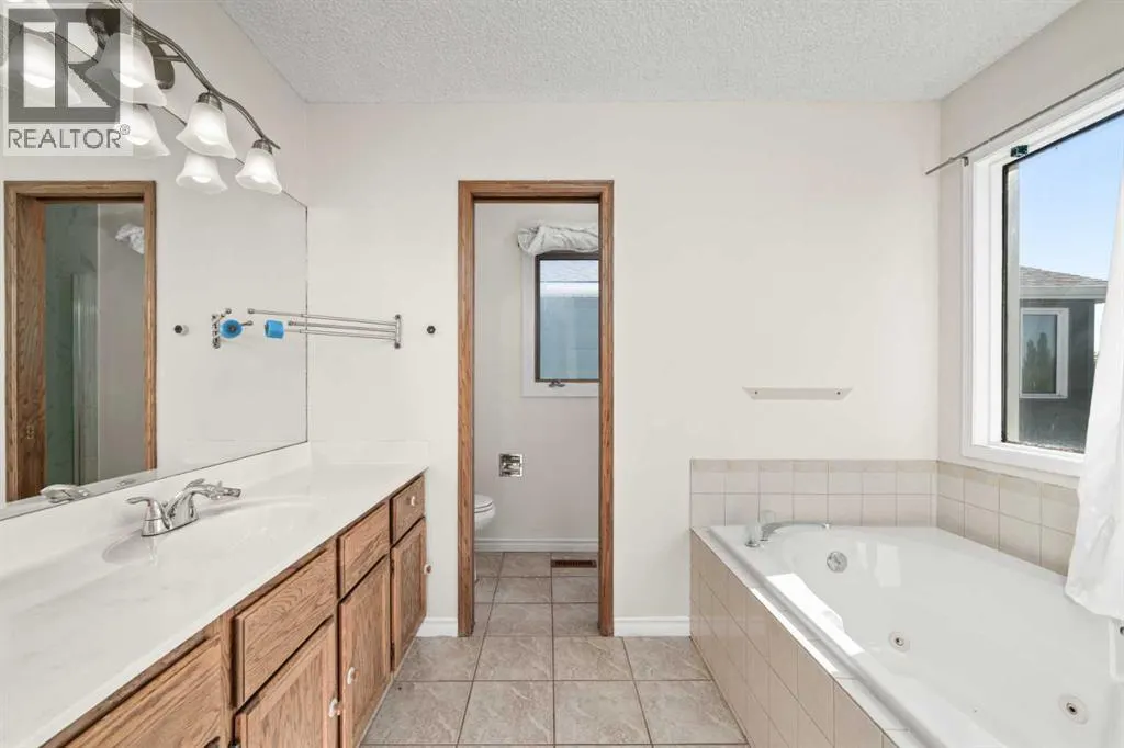 24 Riverside Crescent SE