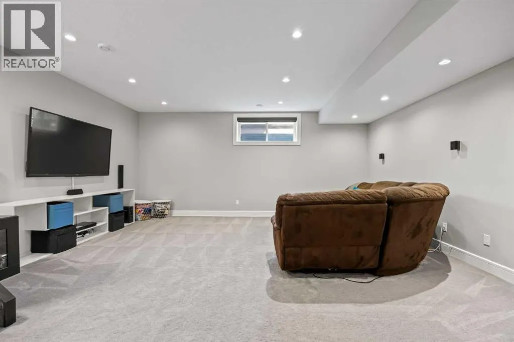 1906 22 Avenue NW