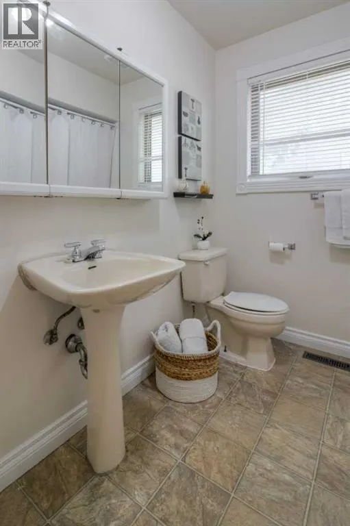654 Columbia Boulevard W