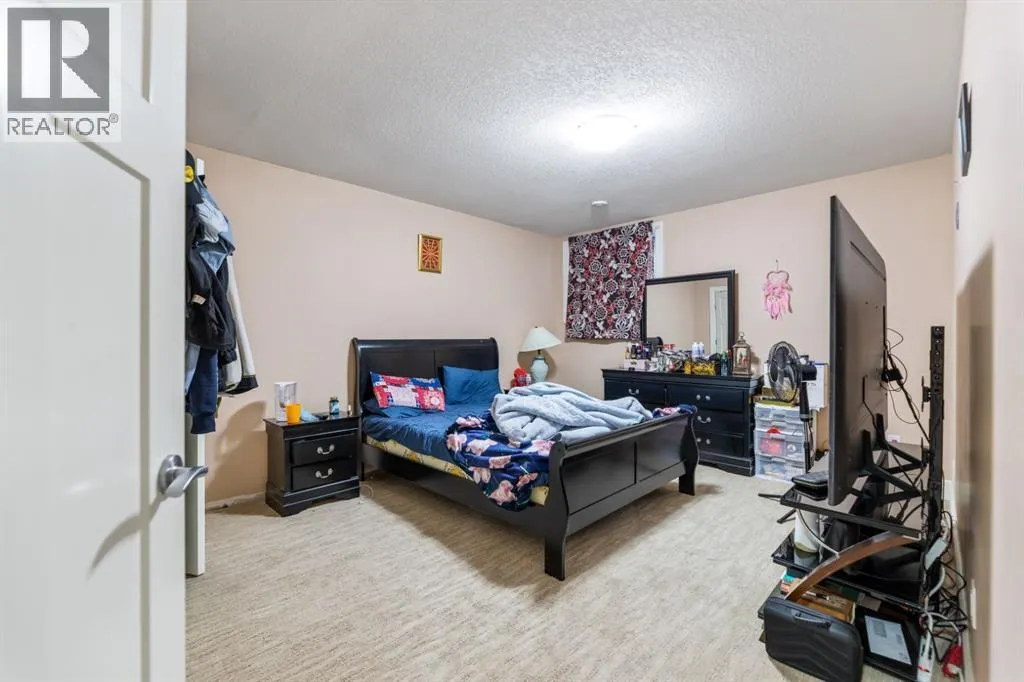19 SADDLELAKE View NE