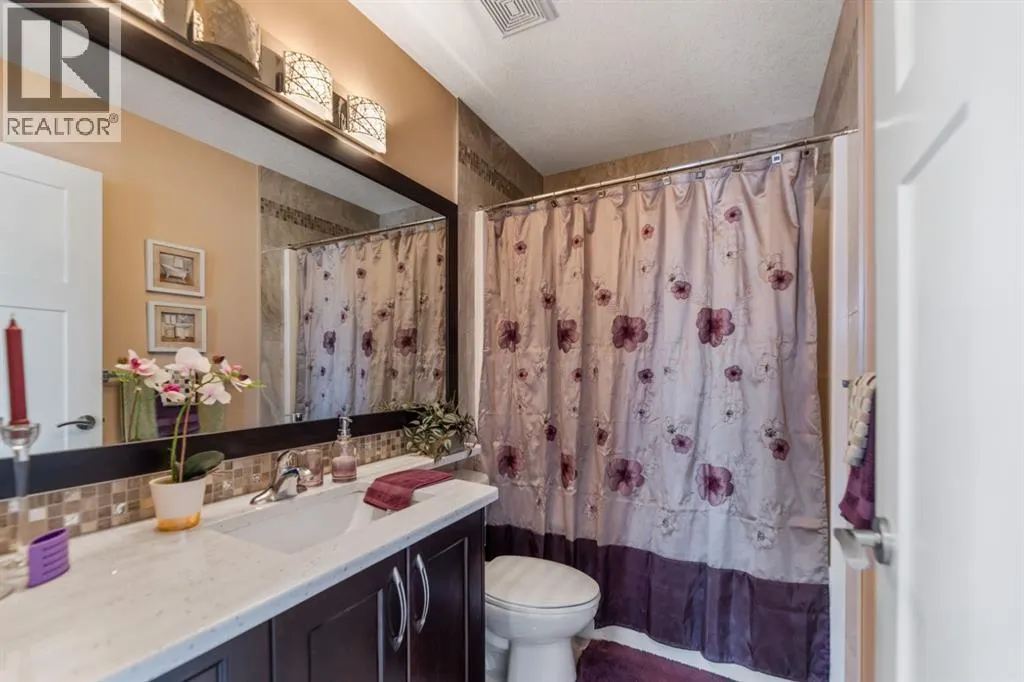 19 SADDLELAKE View NE