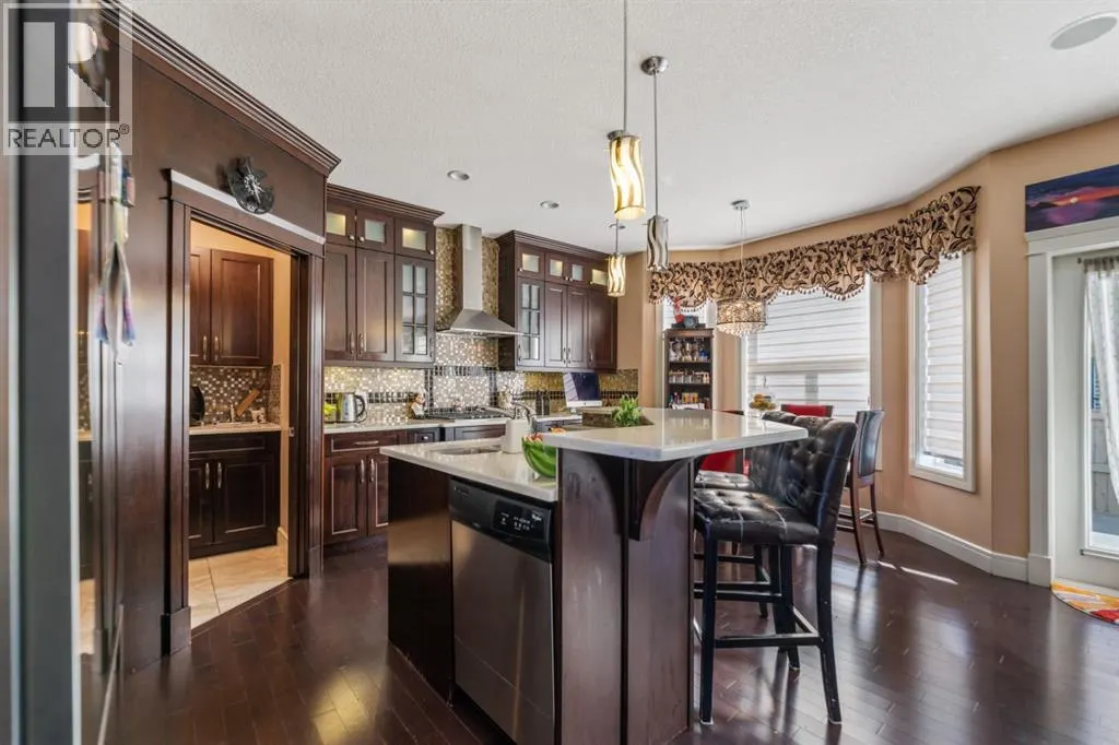 19 SADDLELAKE View NE