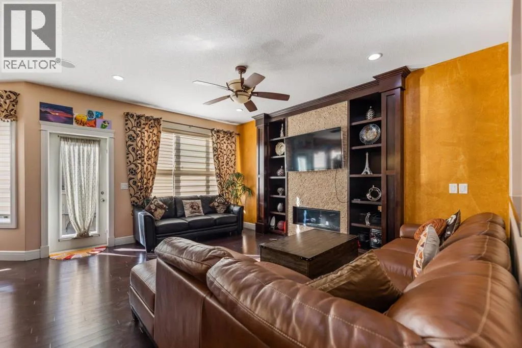 19 SADDLELAKE View NE
