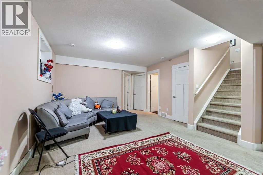 19 SADDLELAKE View NE