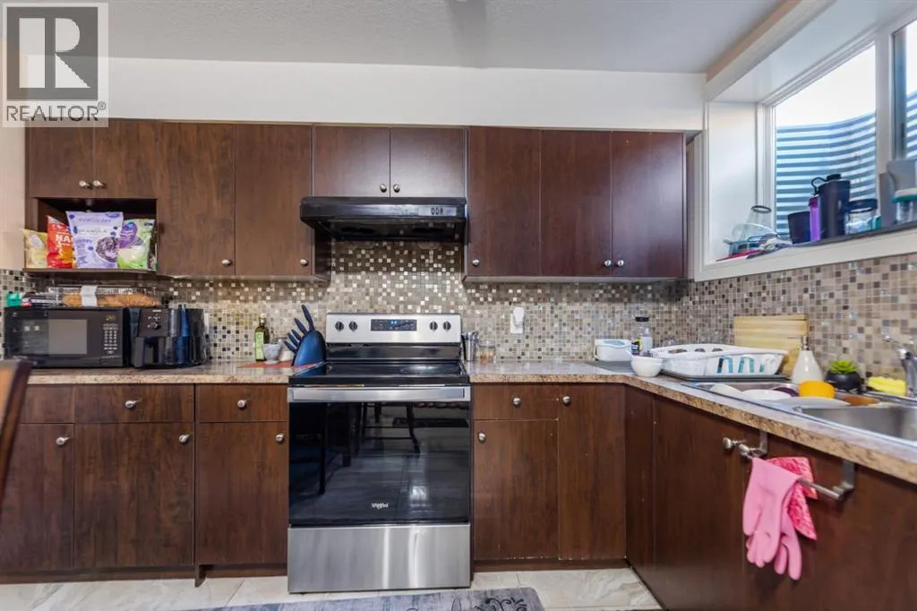 19 SADDLELAKE View NE