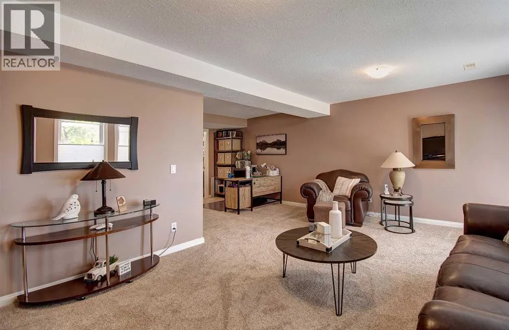 155 Royal Manor NW