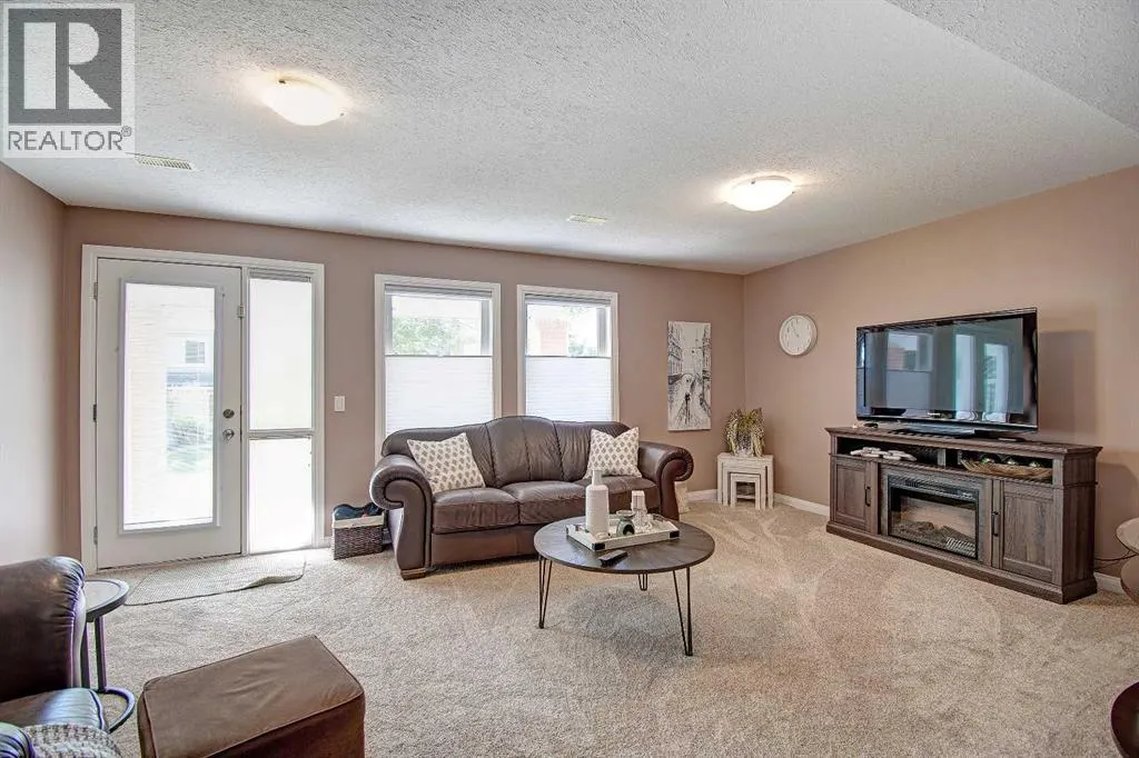 155 Royal Manor NW
