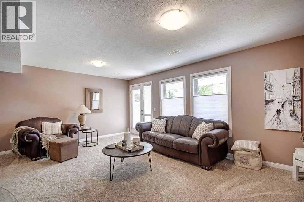 155 Royal Manor NW