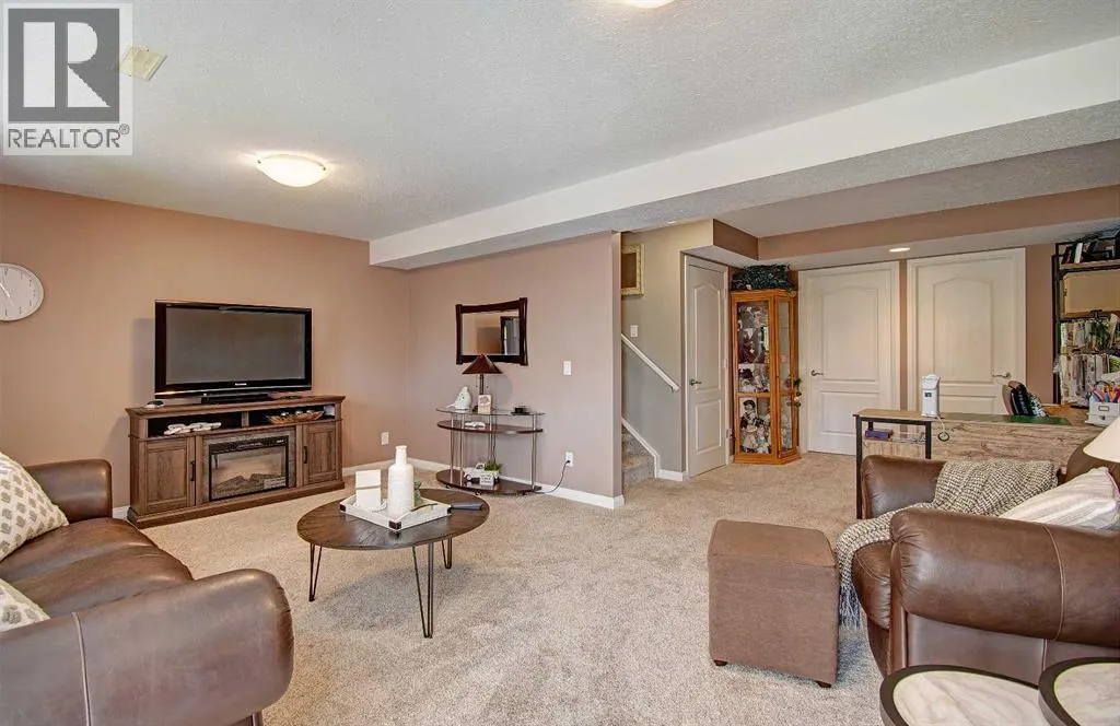 155 Royal Manor NW