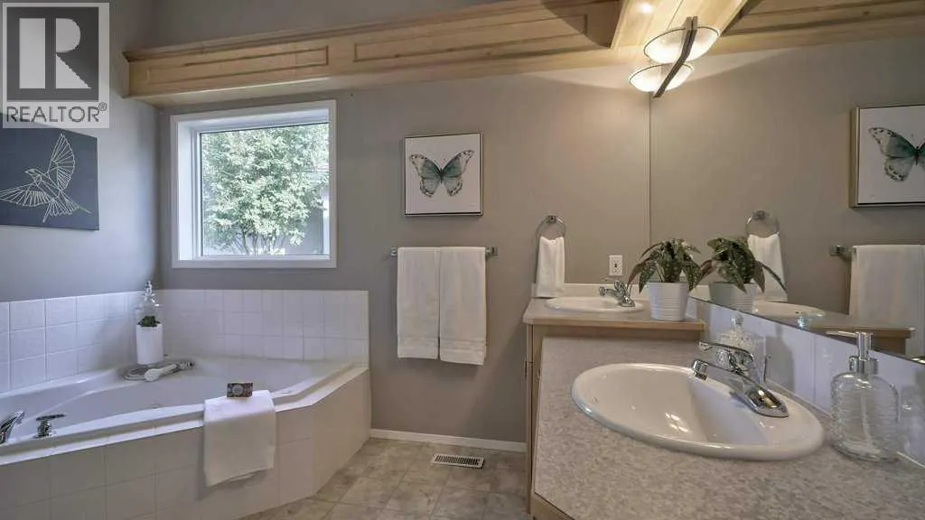 142 Mt Alberta View SE