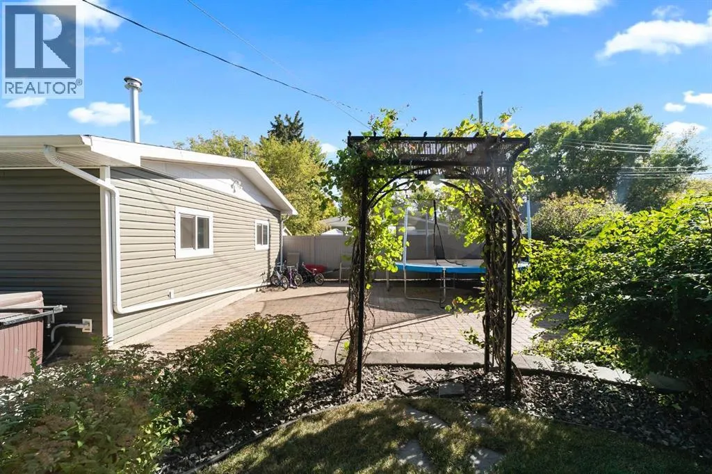 17 Montrose Avenue