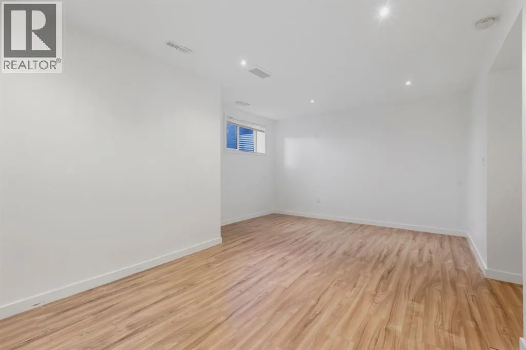 7 Copperpond Landing SE