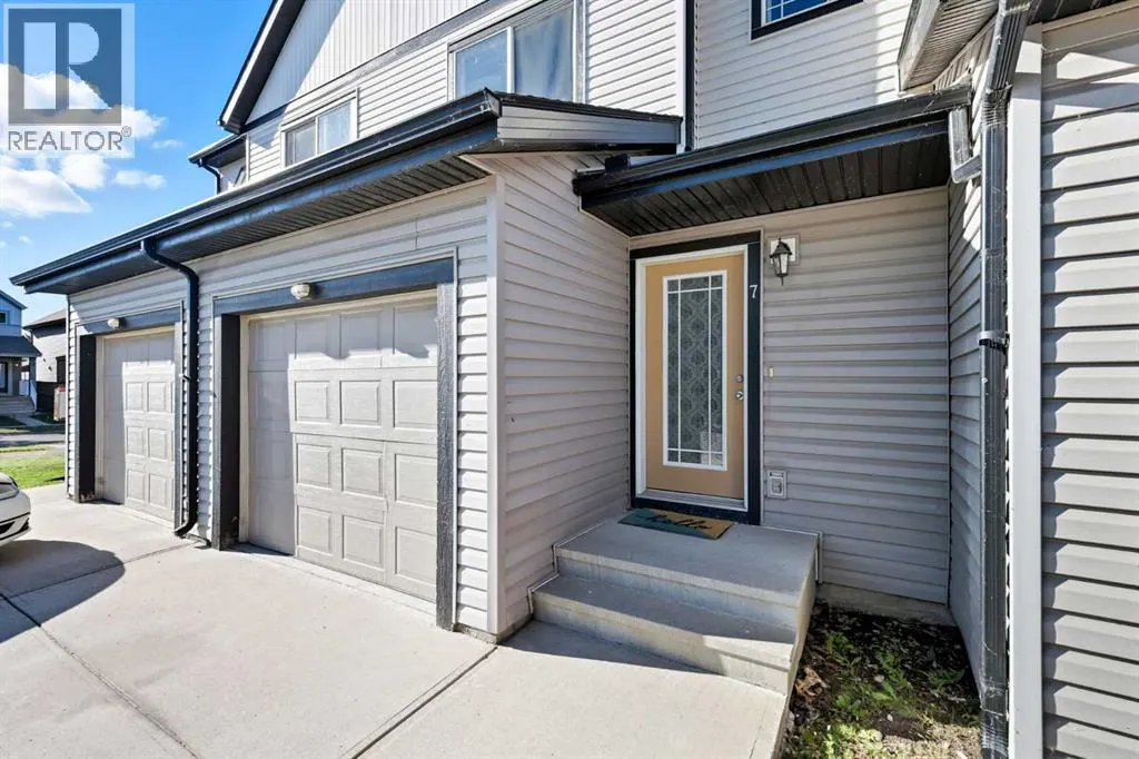 7 Copperpond Landing SE