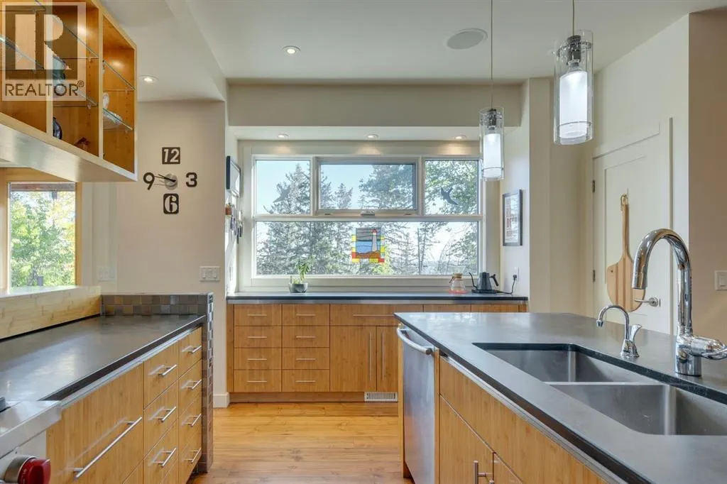 4 Spruce Bank Crescent SW