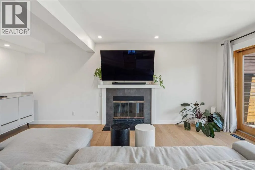 4 Coach Ridge Close SW