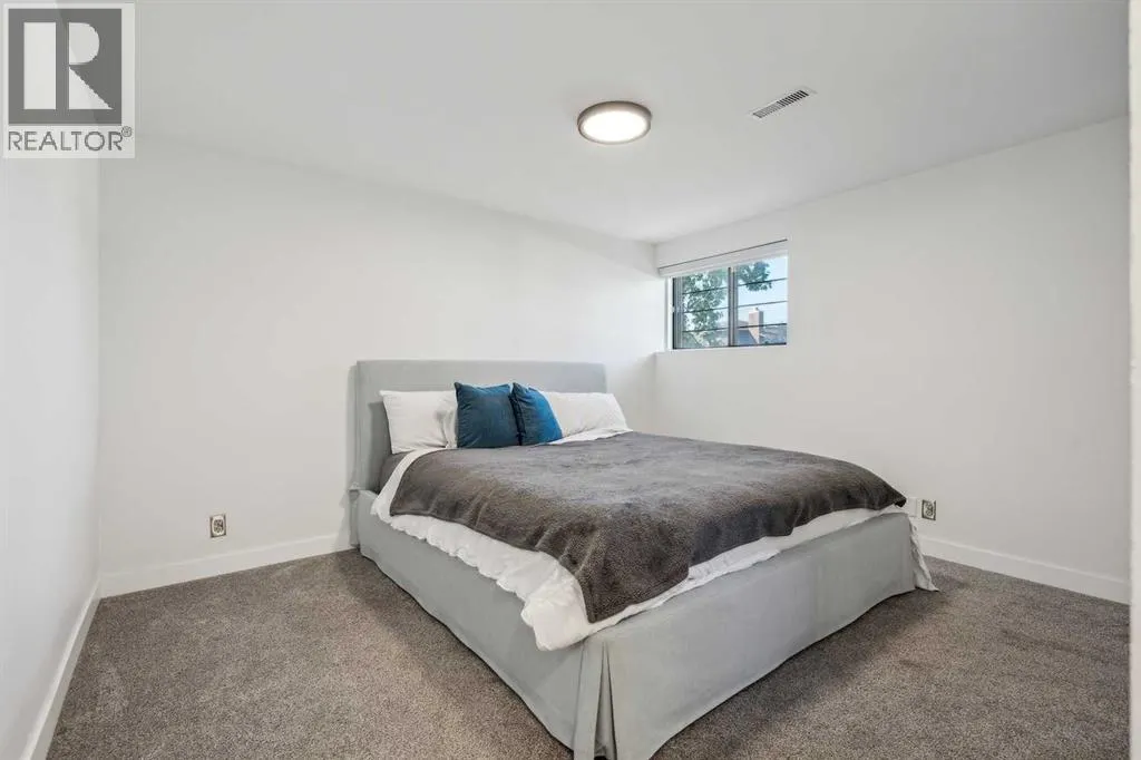 4 Coach Ridge Close SW