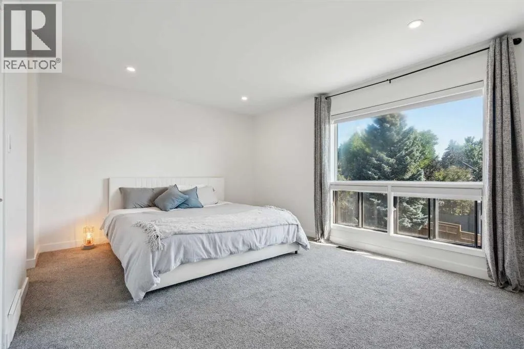 4 Coach Ridge Close SW