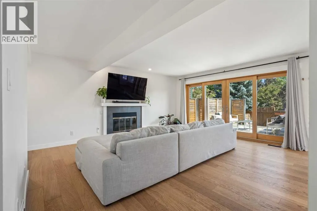 4 Coach Ridge Close SW