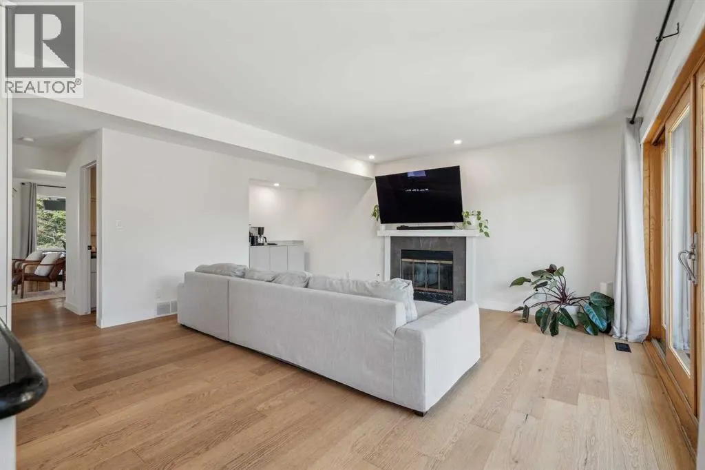 4 Coach Ridge Close SW