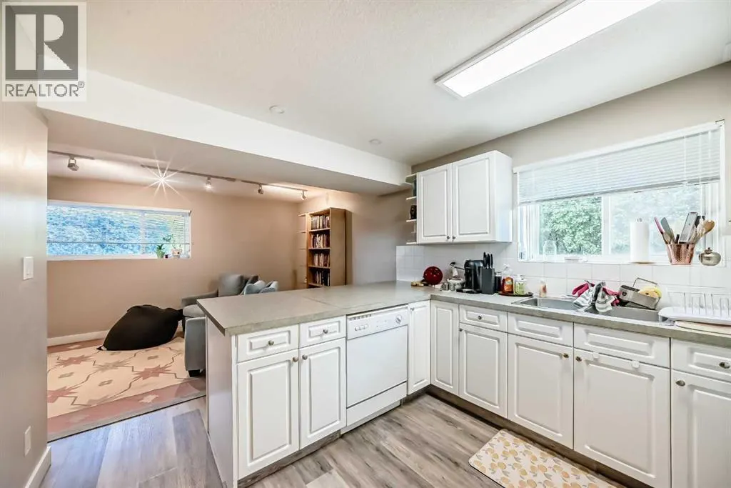 2037/2039 30 Street SW