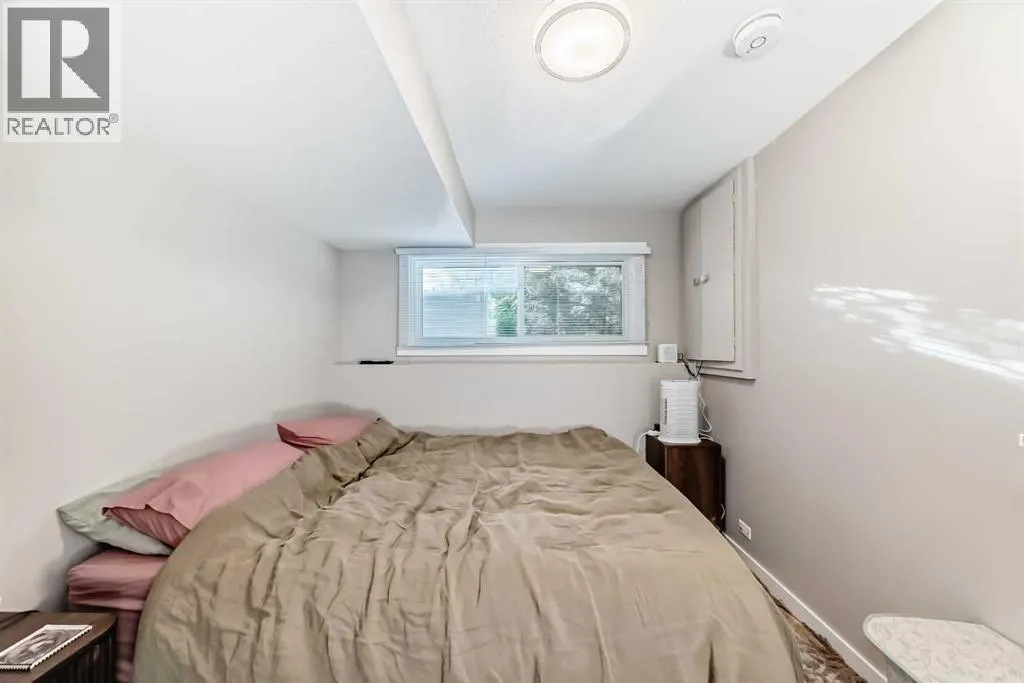 2037/2039 30 Street SW