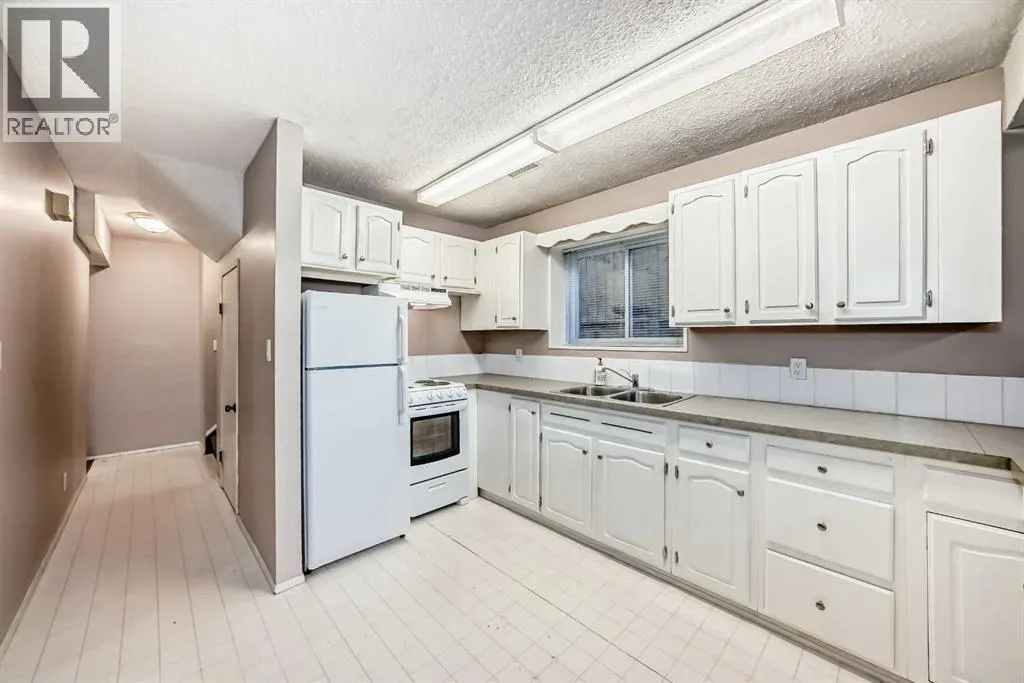 2037/2039 30 Street SW