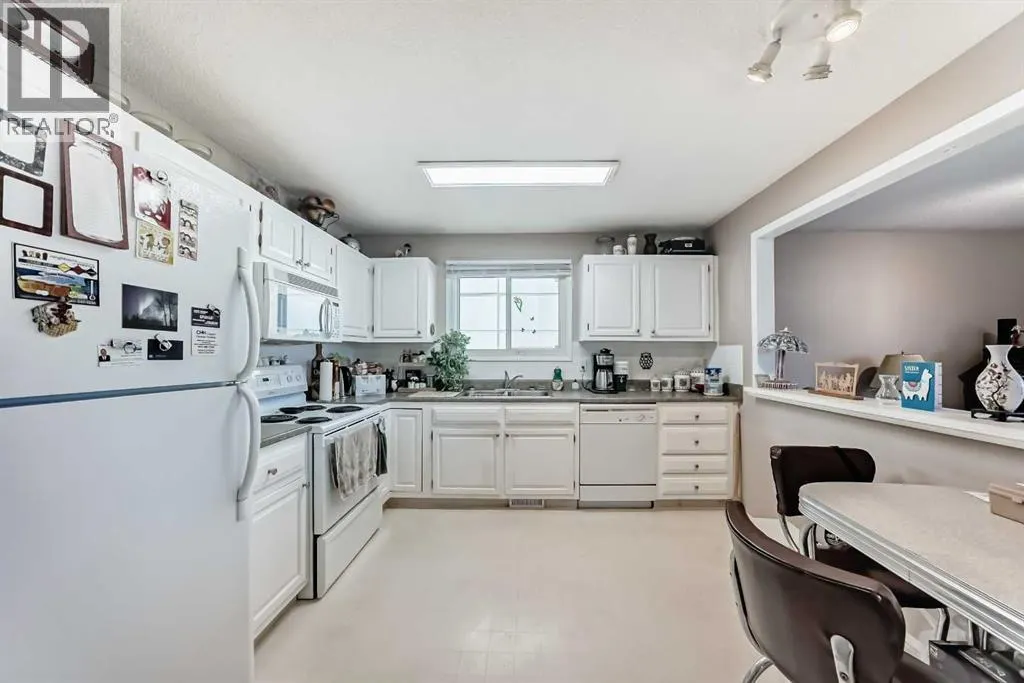 2037/2039 30 Street SW
