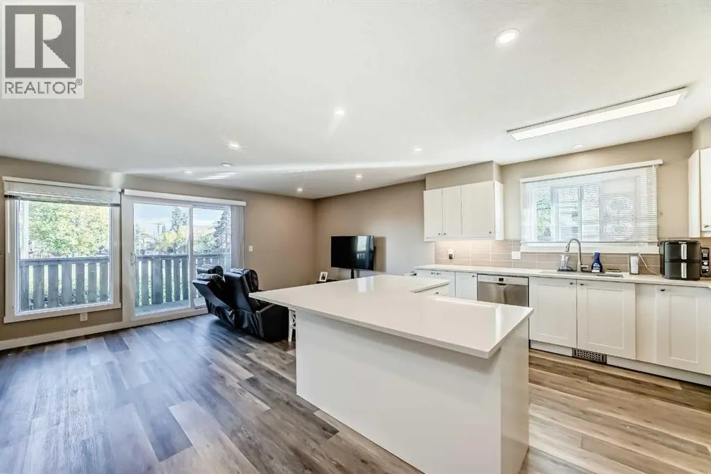 2037/2039 30 Street SW