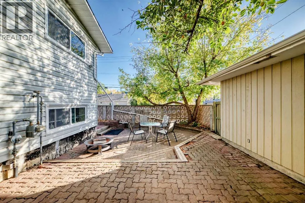 2037/2039 30 Street SW