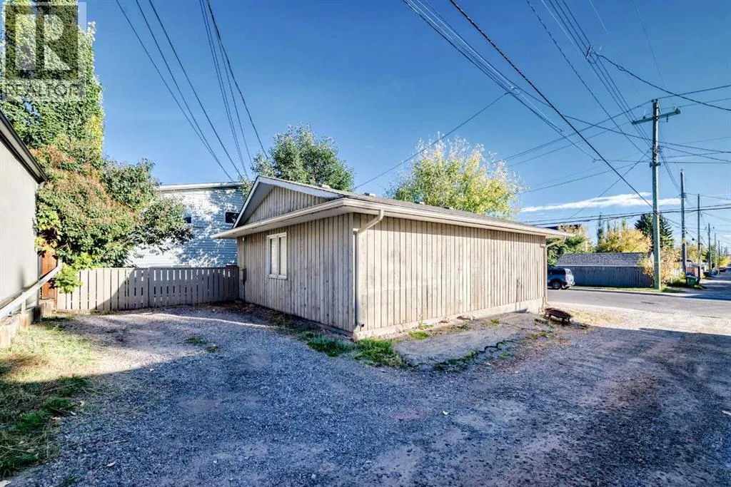 2037/2039 30 Street SW